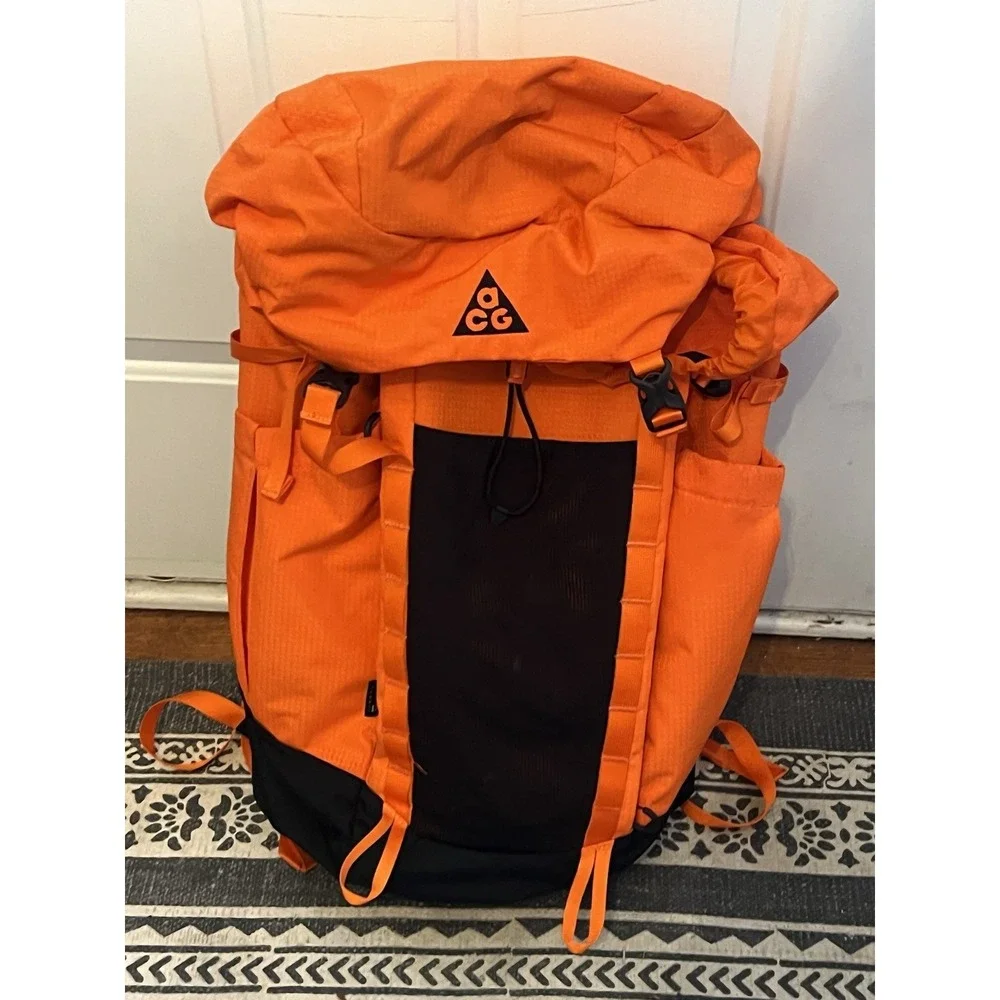 acg nike backpack 90s board while the adjustable sternum strap ensures a secure fit Nike ACG Aysén Day Pack